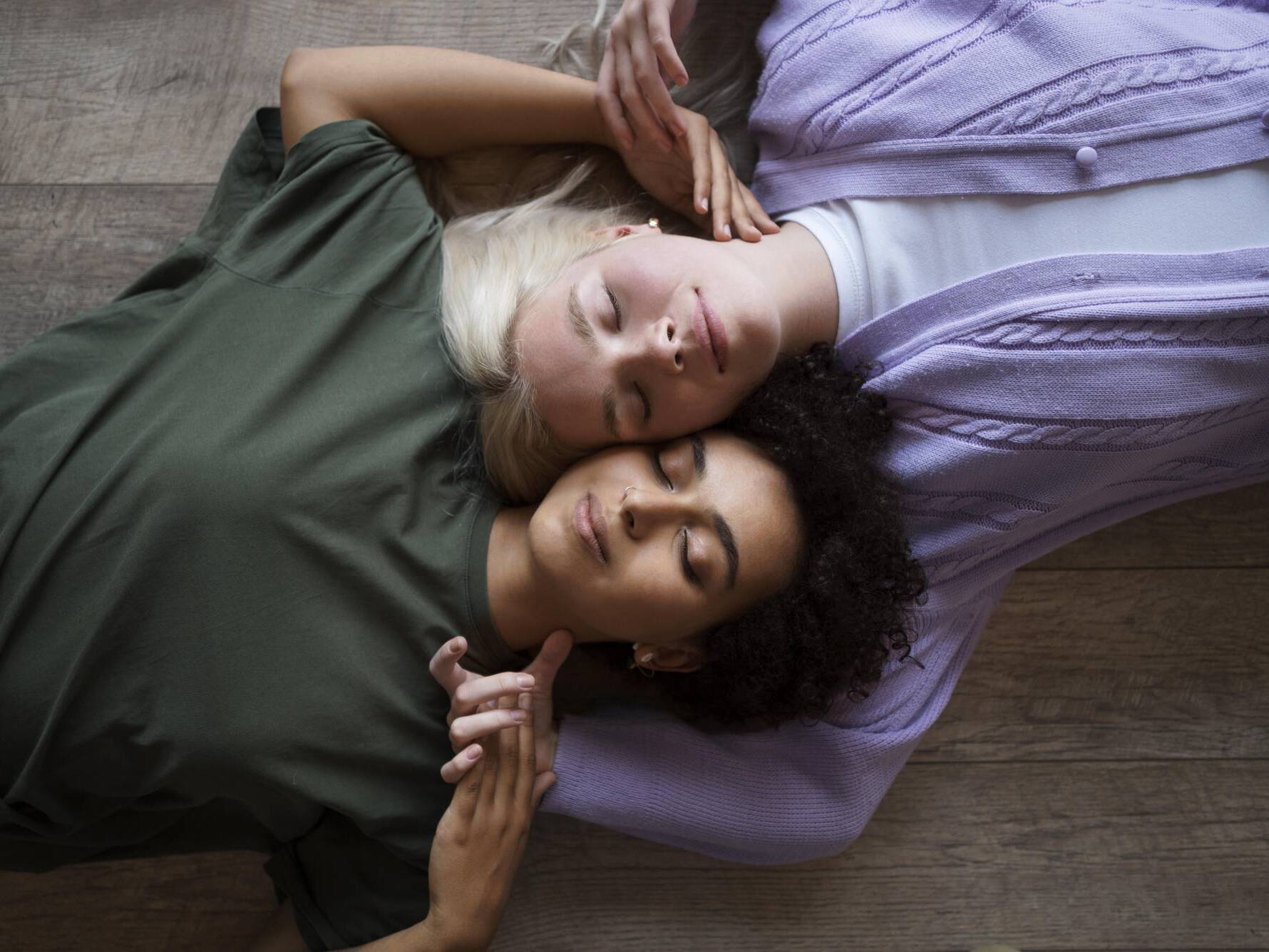 Two young women holding hands - Couple Therapy - Metamorphosis psychology counselling - Epesses